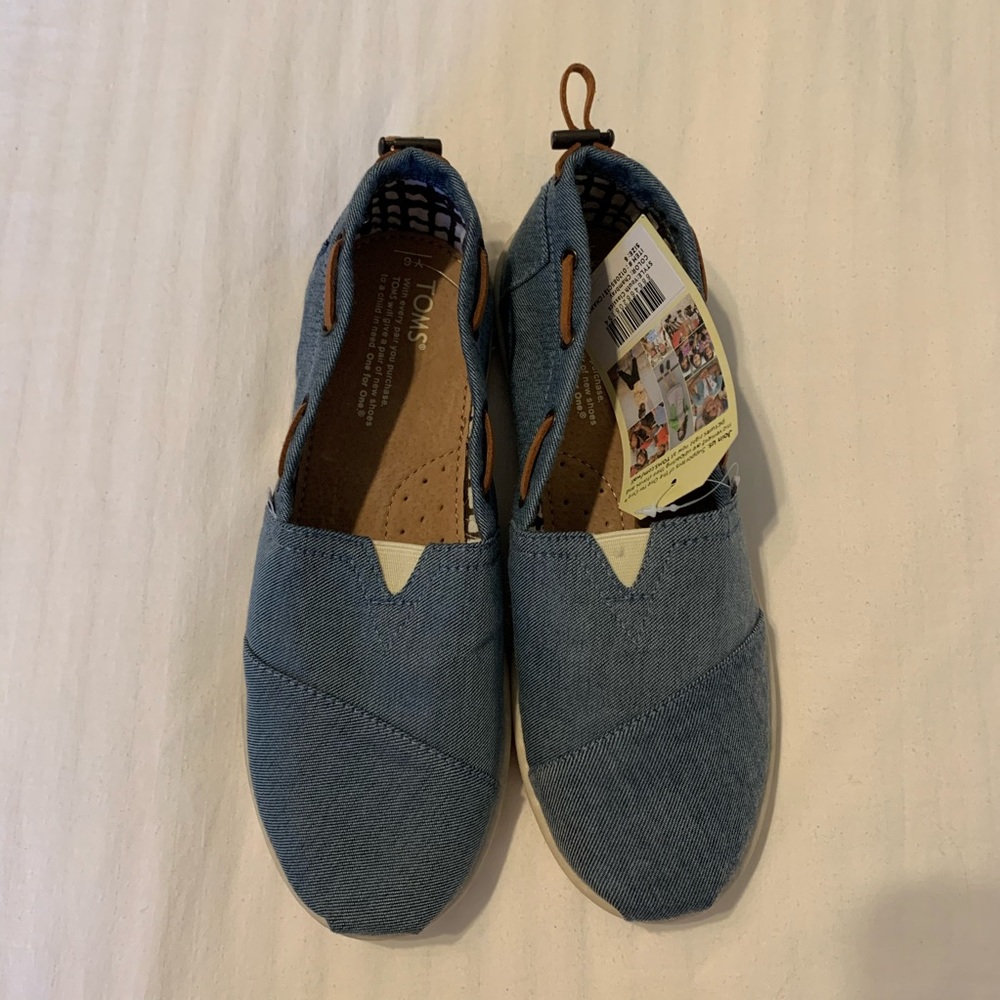 NWT Kid’s TOMS Size 6